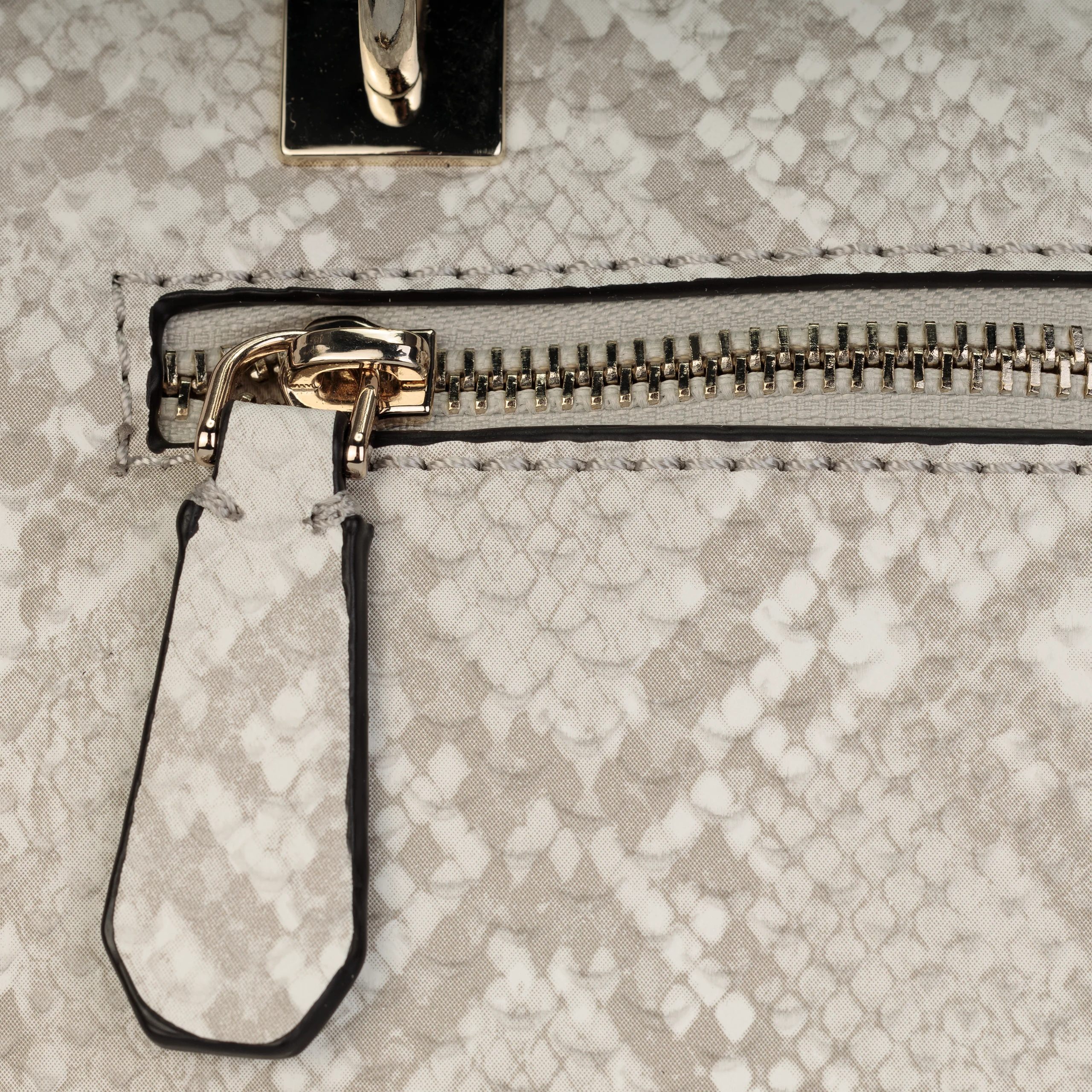 Wężowa shopperka Guess