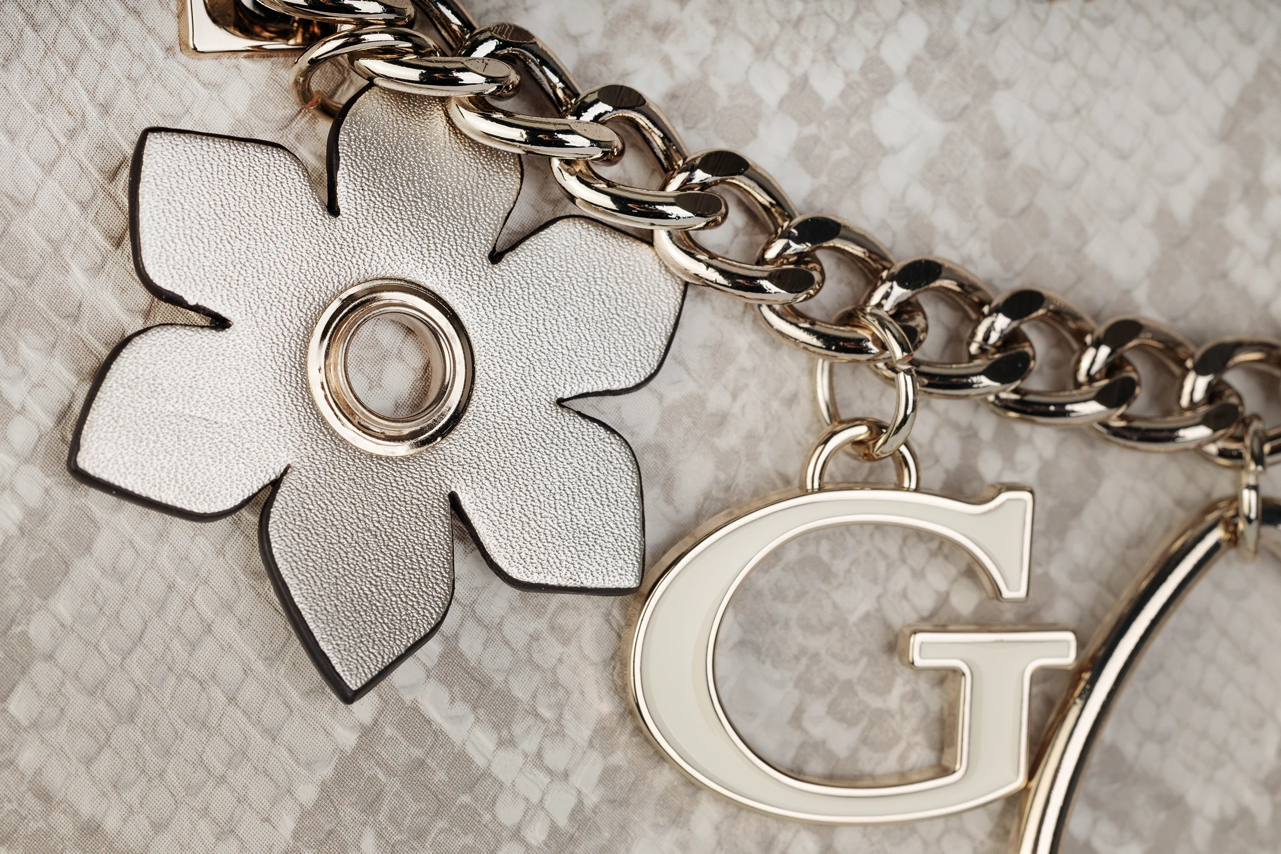 Wężowa shopperka Guess